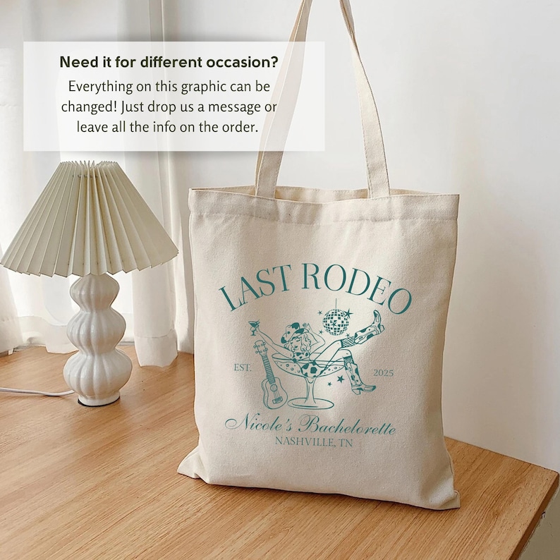Op de afbeelding: Een beige canvas draagtas met een groen grafisch ontwerp met de tekst "Last Rodeo" met een vrouw in een cowboyhoed die in een martini-glas zit. De grafiek bevat ook de tekst "Est. 2025" en "Nicole's Bachelorette Nashville, TN".