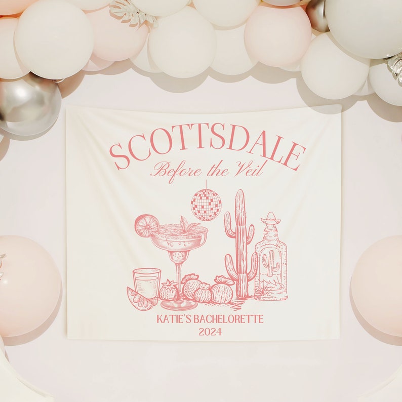 Puede incluir: Una pancarta color crema con texto e ilustraciones en rosa, incluyendo una margarita, un cactus y una botella de tequila. La pancarta dice "SCOTTSDALE Before the Veil" y "KATIE'S BACHELORETTE 2024". Globos blancos y plateados rodean la pancarta.