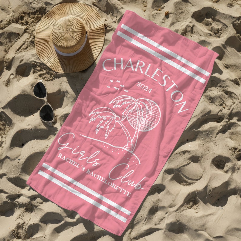 Puede incluir: Toalla de playa rosa con texto blanco que dice "Charleston 2021 Girls Club Rachel's Bachelorette" y un gr&aacute;fico de palmera.