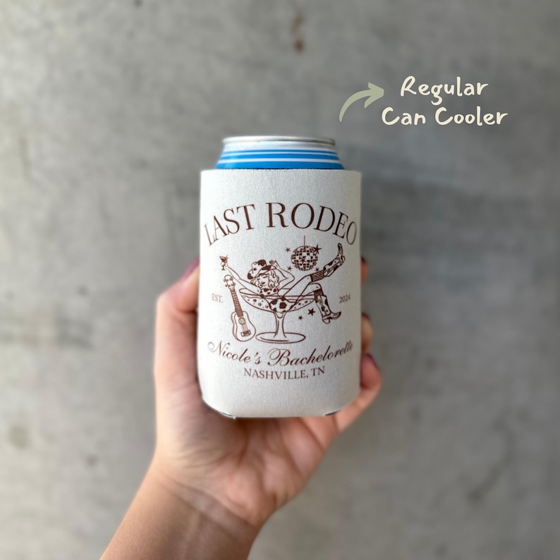 Pu&ograve; includere: Frigorifero per lattine bianco con una grafica marrone di una donna con un cappello da cowboy seduta in un bicchiere da martini con una chitarra e il testo "Last Rodeo" e "Nicole's Bachelorette Nashville, TN".