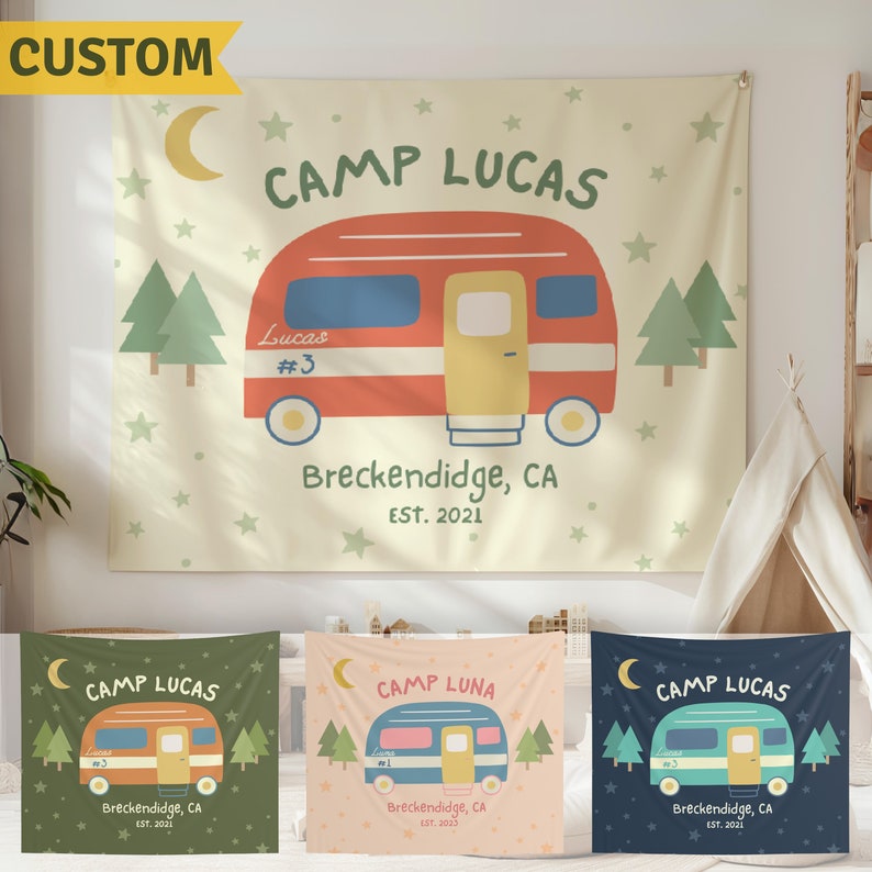 Puede incluir: Un conjunto de tres tapices de pared ilustrados con una autocaravana vintage con una luna creciente y estrellas. Los tapices son de color verde, melocot&oacute;n y azul con el texto "Camp Lucas", "Camp Luna" y "Camp Lucas" respectivamente.