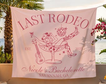 Könnte beinhalten: Ein rosa Wandteppich mit dem Text "LAST RODEO" und "Nicole's Bachelorette Savannah, GA". Das Design zeigt ein Cowgirl in einem Cocktailglas, eine Gitarre und eine Discokugel. Das Jahr "2025" ist ebenfalls enthalten.