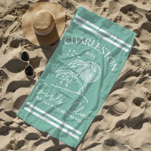 Puede incluir: Una toalla de playa turquesa con rayas blancas y el texto "Charleston 2021 Girls Club Rachel's Bachelorette" impreso en ella. La toalla presenta un contorno blanco de palmeras y un sol.