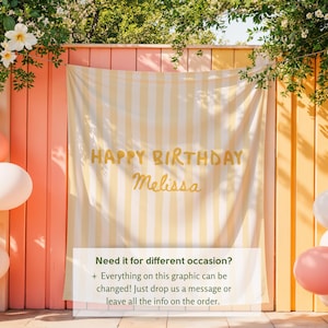 Puede incluir: Un tel&oacute;n de fondo a rayas amarillas y blancas con el texto "HAPPY BIRTHDAY Melissa" en letras doradas. El tel&oacute;n de fondo cuelga frente a una pared de color melocot&oacute;n. Tambi&eacute;n se ve el texto "Need it for different occasion?"