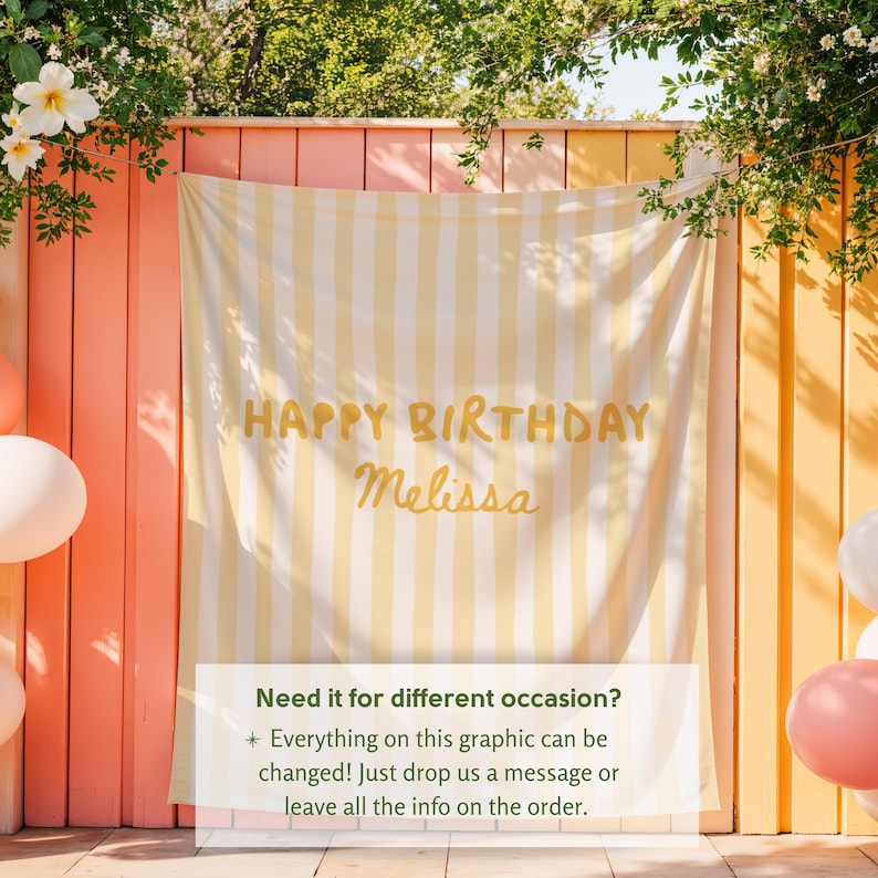 Puede incluir: Un tel&oacute;n de fondo a rayas amarillas y blancas con el texto "HAPPY BIRTHDAY Melissa" en letras doradas. El tel&oacute;n de fondo cuelga frente a una pared de color melocot&oacute;n. Tambi&eacute;n se ve el texto "Need it for different occasion?"