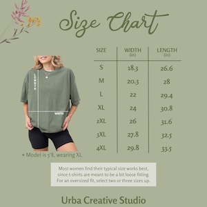 以下が含まれることがあります： Tシャツのサイズチャート。インチ単位のサイズで、Sから4XLまでのサイズと幅と長さの寸法が記載されています。モデルはXLサイズのシャツを着用しています。「Urba Creative Studio」のテキスト。