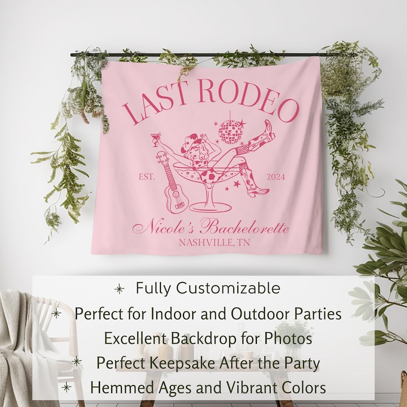 Pu&ograve; includere: Sfondo rosa per addio al nubilato con il testo "LAST RODEO" e una cowgirl in un bicchiere di champagne. Sono inclusi anche il testo "Nicole's Bachelorette" e "NASHVILLE, TN". Lo sfondo &egrave; completamente personalizzabile e perfetto per feste al chiuso e all'aperto.