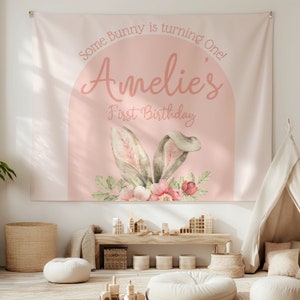 Banner de primer cumpleaños de conejito, letrero de bienvenida "Algún conejito cumple un año", decoración para fiesta de primer cumpleaños con temática de conejito, letrero personalizado para primer cumpleaños de conejito