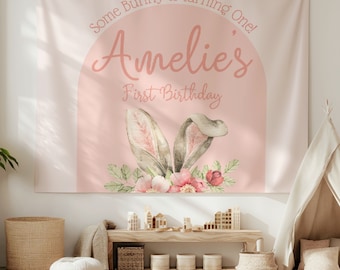 Banner de primer cumpleaños de conejito, letrero de bienvenida "Algún conejito cumple un año", decoración para fiesta de primer cumpleaños con temática de conejito, letrero personalizado para primer cumpleaños de conejito