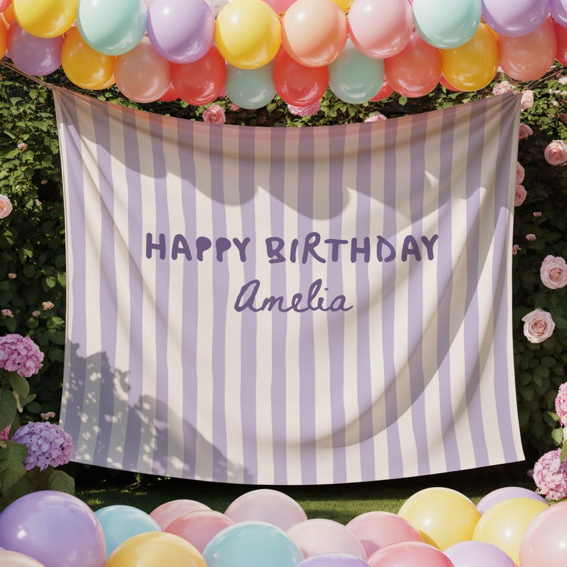 Puede incluir: Una pancarta a rayas con el texto "HAPPY BIRTHAY Amelia" en morado, rodeada de globos y flores de colores. La pancarta tiene rayas verticales en blanco y lila claro. Globos de varios colores pastel est&aacute;n dispuestos arriba y abajo.