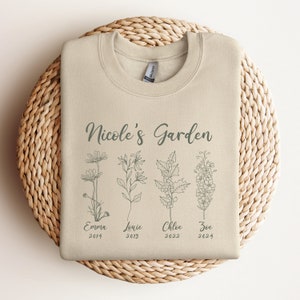 Nana&#39;s Garden Sudadera Camisa de flores de nacimiento personalizada con nombres Suéter personalizado del jardín de la abuela Mamas Garden Tee Regalo único del Día de las Madres