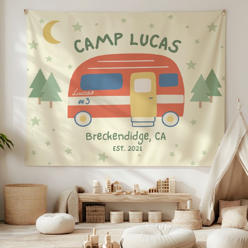 Puede incluir: Un tapiz de color amarillo y crema con una ilustraci&oacute;n de una caravana roja. El texto "Camp Lucas" est&aacute; en la parte superior del tapiz. La caravana tiene el texto "Lucas #3" en el lateral. El texto "Breckenridge, CA EST. 2021" est&aacute; debajo de la caravana.