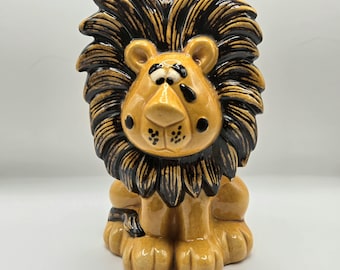 Hucha de cerámica esmaltada con diseño de león llorando, estilo vintage.