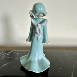 Rara figura de cerámica hecha a mano de Louise Auger, dama con cofia esmaltada en azul, firmada