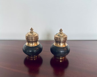 Juego de salero y pimentero de latón y madera vintage de mediados de siglo con pátina clara