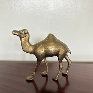Etsad mässing kamelfigur ljus patina guld mitten av århundradet boho