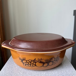 1970’s Pyrex 043 Old Orchard 1.5 quart Casserole Dish w/ Matching Lid 943-C19