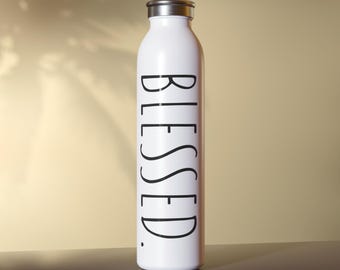 Botella de agua delgada con mensaje positivo: Bendecida.