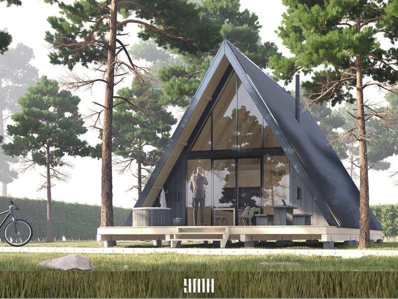 K&ouml;nnte beinhalten: Eine moderne, dreieckige H&uuml;tte mit gro&szlig;en Fenstern und einer Holzterrasse. Die H&uuml;tte ist von B&auml;umen umgeben und hat einen Whirlpool auf der Terrasse.