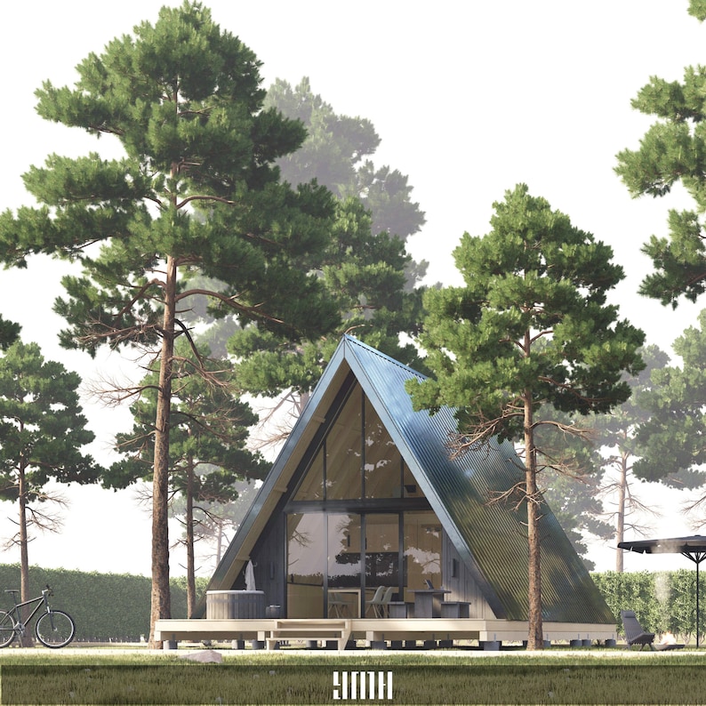 K&ouml;nnte beinhalten: Eine moderne A-f&ouml;rmige H&uuml;tte mit gro&szlig;en Fenstern, einer Holzterrasse und einem Whirlpool, umgeben von hohen Kiefern.