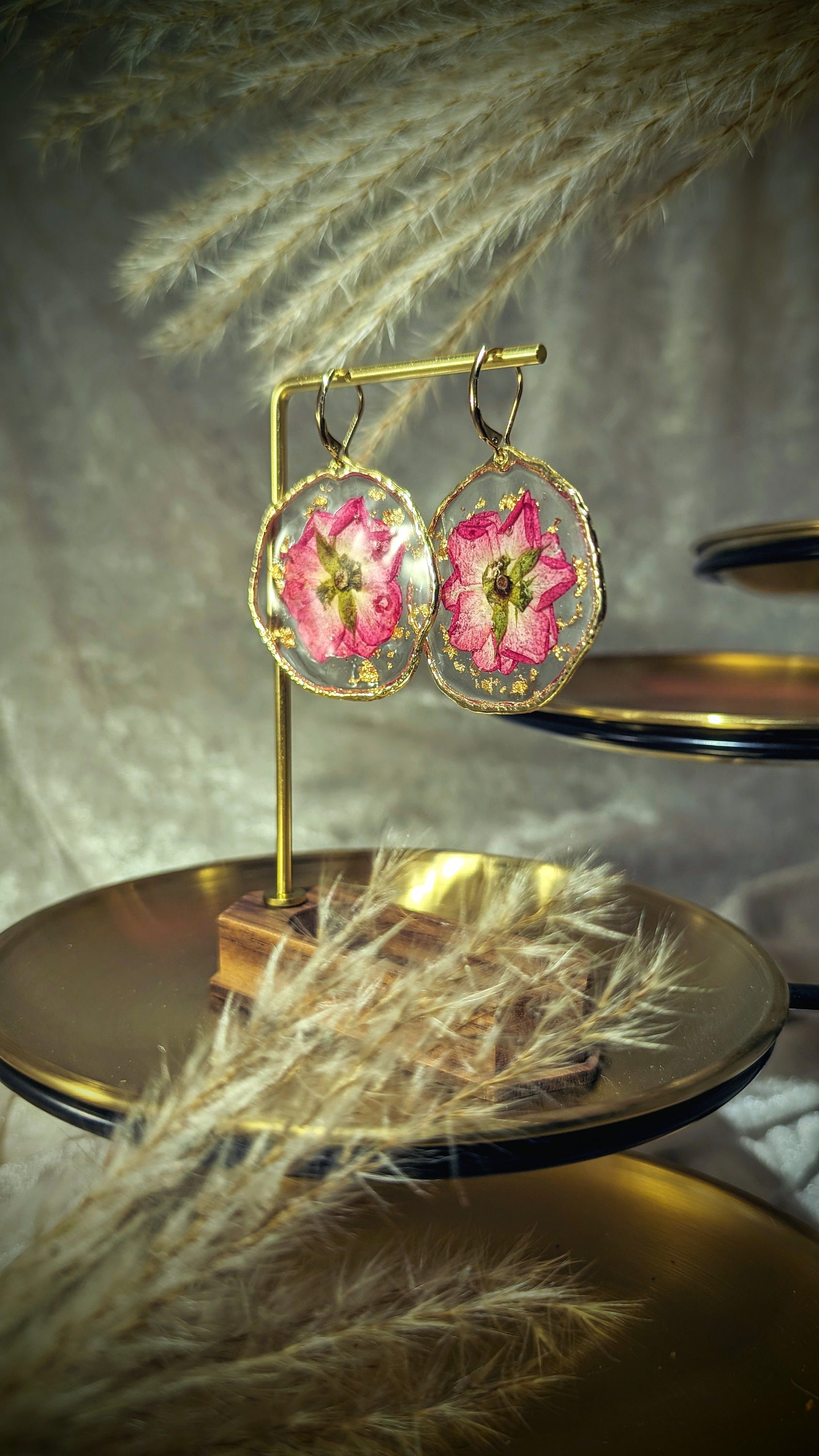 Echter Blumenschmuck Ohrringe aus echten Rosen Blüten undBlattgold boho ...