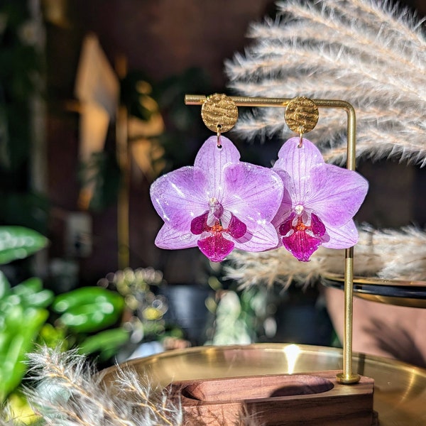 Federleichte Ohrringe aus echten Orchideen Blüten #boho#hippie#braut#festival#sommerschmuck #floral #lila #gold #blütenschmuck #echte Blumen