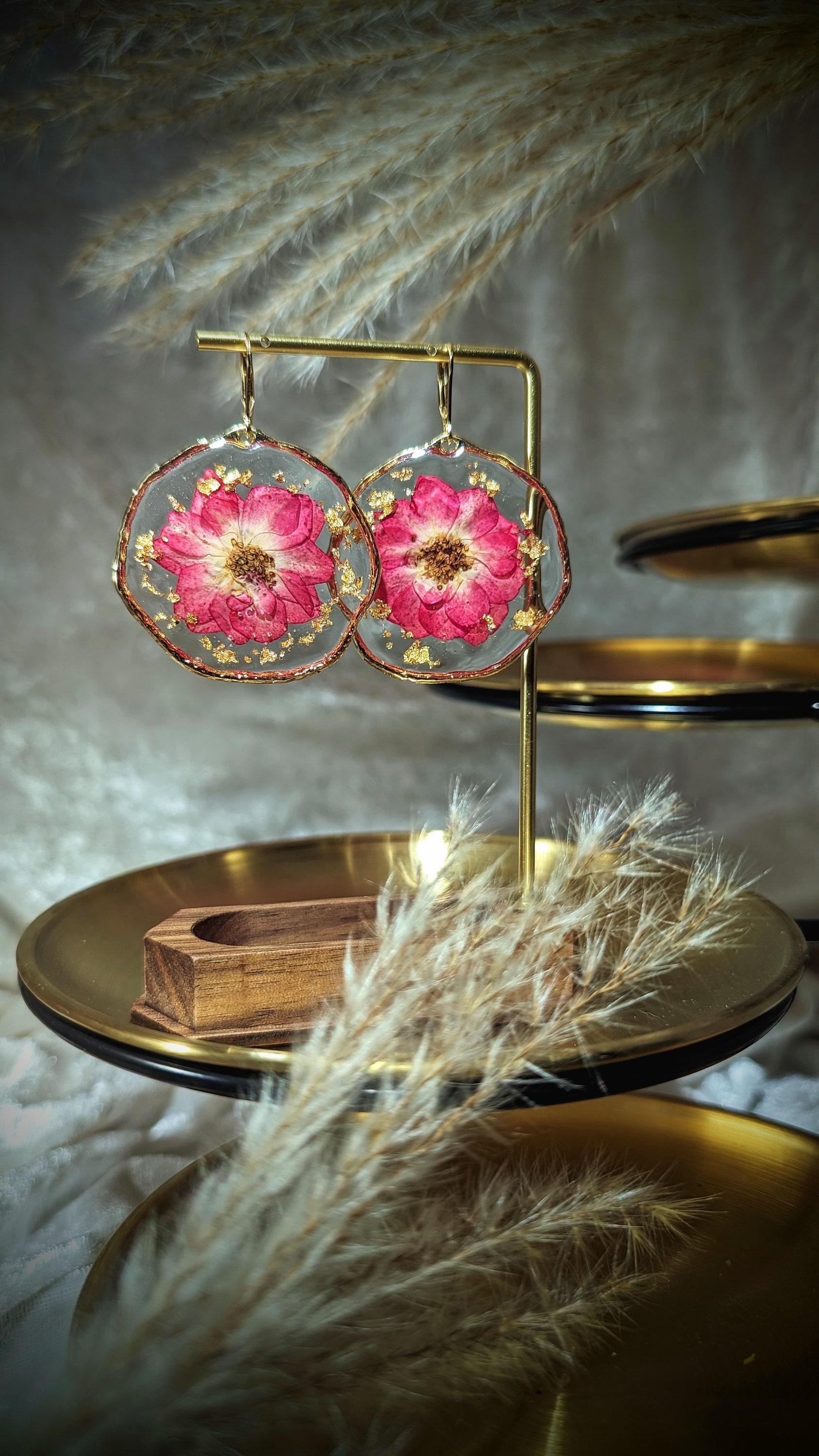 Echter Blumenschmuck Ohrringe aus echten Rosen Blüten undBlattgold boho ...