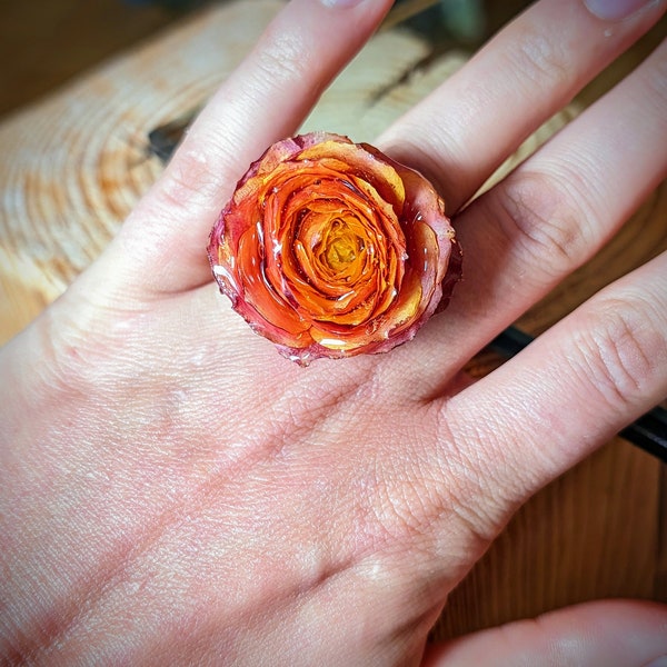 Variabler Ring mit echten Rosen Blüten #boho#hippie#braut#festival#frühling#sommerschmuck#floral#sunset#rose#orange#rot#gold#Blume#Schmuck