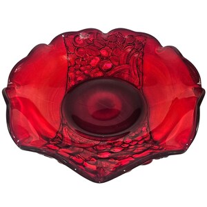 Frutero antiguo de cristal Indiana Glass color rojo rubí intenso con cuello ondulado y brillo de cadmio.