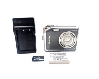 Vintage Fujifilm FinePix V10 digitale camera – Y2K retro zilveren bundel (getest)