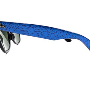 Op de afbeelding: Zonnebril met zwart montuur en blauwgepatroneerde pootjes. Het Ray-Ban-logo is zichtbaar op het montuur. De glazen zijn donkergroen.