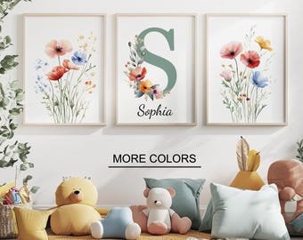 赤ちゃんの名前入りワイルドフラワーアート。カスタムフローラルデザインのベビー用プリント3枚セット。女の子のベビー用ベビー用品をパーソナライズ。