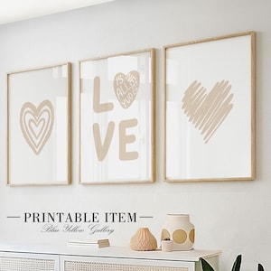 Juego de 3 impresiones artísticas para dormitorio con motivos de amor en tonos beige neutros. Decoración minimalista con corazones sobre la cama. Estampado sutil de pareja romántica. Decoración del hogar para San Valentín.