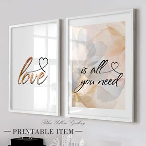 Juego de 2 cuadros de pared para dormitorio principal con cita romántica minimalista y neutra sobre la cama. Estampado de pareja en tonos neutros. Decoración para el día de San Valentín.