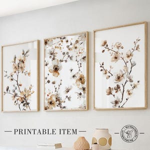 Neutrales Frühlingsblumengalerie-Wandset mit 3 druckbaren Kunst. Minimalistisches, botanisches Raumdekor mit pastellfarbenen Terrakotta Zweigen und Blumen