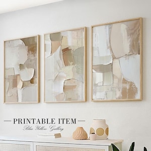 Może przedstawiać: Trzy abstrakcyjne wydruki artystyczne w odcieniach beżu, brązu i bieli z drewnianą ramą. Wydruki są ułożone w rzędzie na białej ścianie. Tekst "Printable Item - Blue Yellow Gallery" znajduje się pod wydrukami.