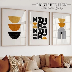 Può includere: Tre stampe artistiche incorniciate con disegni geometrici in nero, oro e arancione su sfondo bianco. Il testo "PRINTABLE ITEM - Blue Yellow Gallery" è in alto. Le cornici sono di colore legno chiaro.