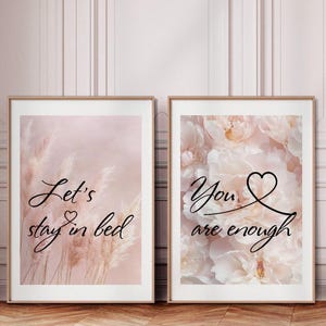 Juego de 2 cuadros de pared para dormitorio con citas románticas minimalistas y neutras sobre la cama. Cuadro neutro de pareja sobre la cama. Cuadro Let's Stay in Bed