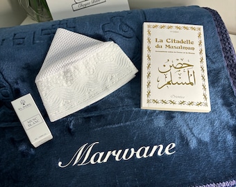 Coffret homme: tapis de prière épais en velours personnalisé avec musc, citadelle du musulman, chéchia bonnet blanc - cadeau aïd/Eïd ramadan