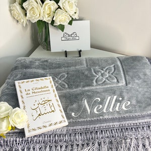 Personalized prayer mat with packaging thick and soft velvet Eid/Eid/Ramadan gift for Muslim woman and man image 3