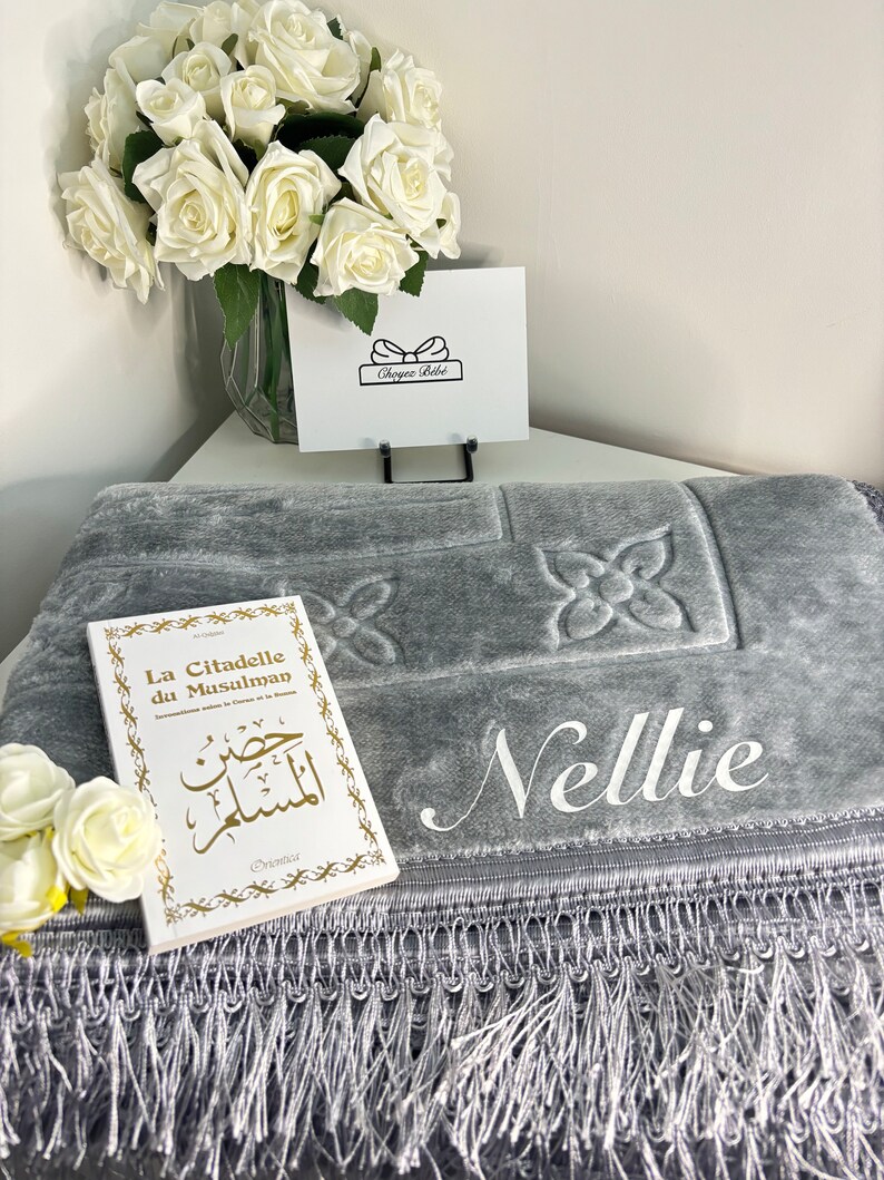 Personalized prayer mat with packaging thick and soft velvet Eid/Eid/Ramadan gift for Muslim woman and man image 3