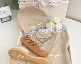 Coffret personnalisé bébé original | cadeau de naissance unique | ensemble en coton avec brosse et peigne en bois | Coffret Douce Élégance 