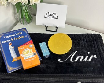 Coffret tapis de prière personnalisé pour enfant garçon emballé - musc - livre - jeux de cartes - cadeau aïd/Eïd/ramadan ludique et utile !