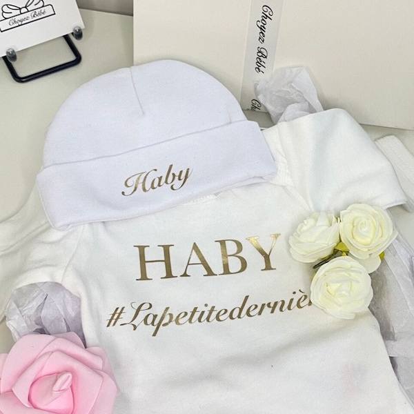 Coffret personnalisé avec bonnet et bodie blanc à manche longue en coton pour bébé, body fraternelle de naissance orignal et unique