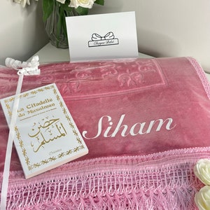 Personalized prayer mat with packaging thick and soft velvet Eid/Eid/Ramadan gift for Muslim woman and man image 2