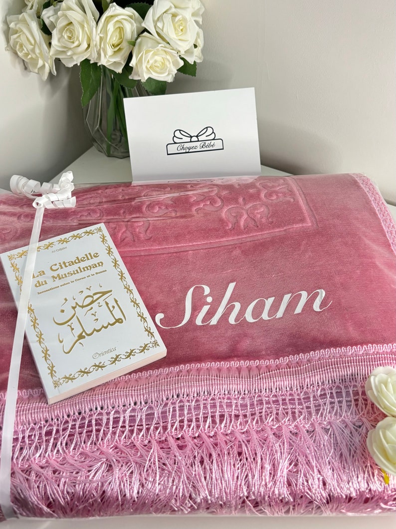 Personalized prayer mat with packaging thick and soft velvet Eid/Eid/Ramadan gift for Muslim woman and man image 2