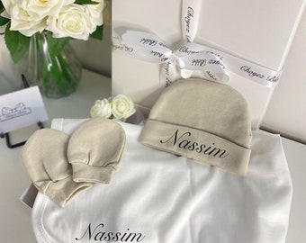 Coffret personnalisé de naissance avec petite couverture, mouffles et bonnet en coton pour bébé, cadeau orignal et unique | mixte