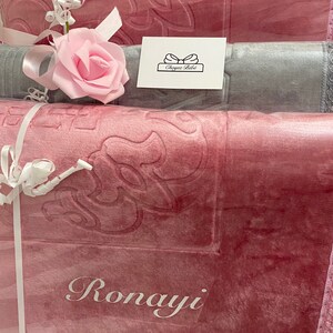 Personalized prayer mat with packaging thick and soft velvet Eid/Eid/Ramadan gift for Muslim woman and man image 5