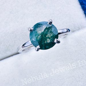 Anillo de compromiso solitario de ágata musgosa redonda en plata de ley. Anillo minimalista con gema verde única inspirada en la naturaleza para mujer.