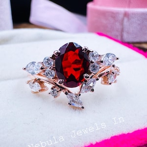 Oval Cut Rot Granat Verlobungsring Set in Roségold mit MoissanitEnhancer, Art Deco Braut Hochzeit Ring Set Jahrestag Schmuck Geschenk